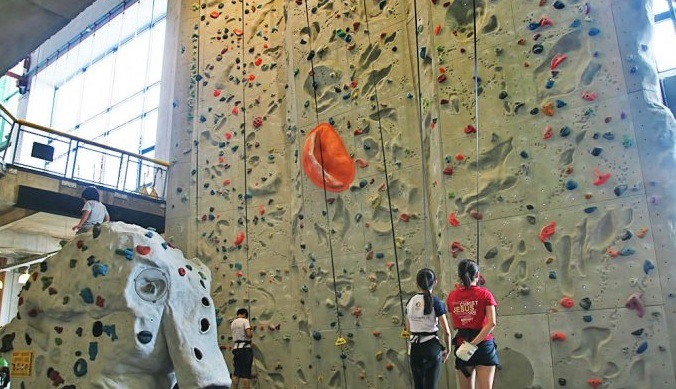 يوجد في 1 أوتاما صالة ألعاب رياضية داخلية ، أو مركز للياقة البدنية في الطابق الثاني ، ولكن إذا كنت ترغب بالفعل في تجربة نادرة ، فقم بالتقاطه في المخيم 5. أكبر مجموعة تسلق صخور داخلية في آسيا ، المكان يحتوي على جدران سهلة للمبتدئين ويطلب صعودًا للخبراء. الدورة هي مزيج من 1600 متر مربع من جدران التسلق المسفولة ، وحبل أعلى من 8 متر إلى 14 متر ومساحة تسلق من 14 متر إلى 16 متر ، بالإضافة إلى جدار مرتفع بطول 300 متر مربع إذا كنت ترغب في التسلق بدون حبال.