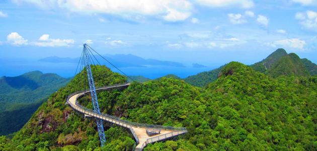    تقدم جزيرة لنكاوي شهر العسل لا ينسى من خلال المعالم الطبيعية الساحرة التي تحتضنها، فهي من اجمل جزر ماليزيا لشهر العسل ومحبوبة السيّاح العرب  ندعوك لاضافة هذه الجزيرة الساحرة في برنامج شهر العسل في ماليزيا الخاص بكم والتمتع بالشواطئ الرملية والمياه الزرقاء الى جانب العديد من الاماكن الجميلة التي ستراها في حقول الأرز والقرى الرائعة والغابات والشلالات