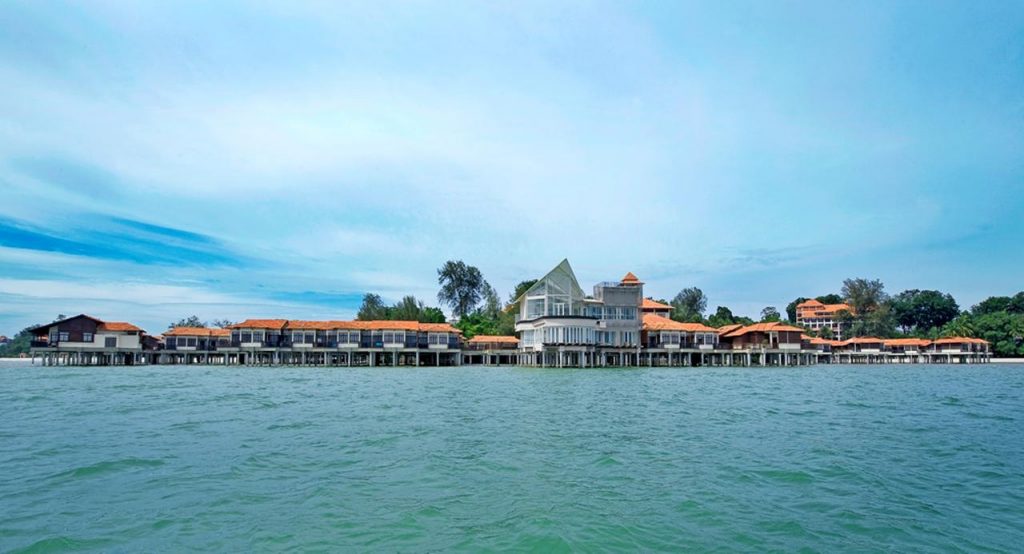 يقع هذا المنتجع بجوار ميناء ديكسون على بعد ساعة بالسيارة عن مدينة كوالالمبور، وقد صُمم على طراز قرية صيد تقليدية في ماليزيا. ويضم هذا المنتجع غرفًا مبنية فوق أعمدة فوق سطح البحر، حيث تطل شرفات هذه الغرف على مضيق ملقا. ويتسم هذا المنتجع بغرفه الفسيحة ذات الأرضيات الخشبية وتضم جهاز تلفاز وحمام خاص بكل غرفة وسرير وجهاز تكييف وتُزين الأسرة بالمفروشات الماليزية.