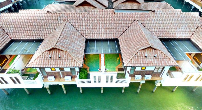 يقع هذا الفندق على بعد دقيقة واحدة سيرًا على الأقدام من الشاطئ، حيث يبعد مسافة 2 كيلو متر عن بورت ديكسون، كما يبعد مسافة 75 دقيقة بالسيارة عن كوالالمبور. ويضم الفندق مجموعة من الفيلات المصممة على طراز جزيرة بالي والتي تتصل مع بعضها عبر ممرات واسعة. وتضم كل فيلا حديقة ومسبح خاص بها، إلى جانب وجود بعض الفيلات ذات الجدران الزجاجية التي تستطيع رؤية الحديقة من خلالها.  وكذلك يوجد بكل فيلا حوض استحمام منفصل وجهاز تلفاز ومشغل اسطوانات. كما يوفر الفندق دراجات هوائية لاستكشاف المنطقة المحيطة ومتجرًا للهدايا التذكارية. ويشمل الفندق بعض المطاعم مثل مطعم Duyung  الذي يقدم الوجبات المحلية والعالمية والخفيفة. ويقدم الفندق خدمة الواي فاي مجانًا ومواقف مجانية للسيارات ومركز سبا ولياقة بدنية وغرفًا لغير المدخنين. ويعتبر الفندق خيارًا جيدًا لإقامة الأزواج.