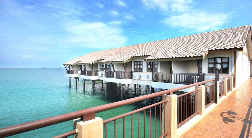 يقع هذا المنتجع على بعد 20 دقيقة من سرمبن عاصمة نكري سمبيلن بالسيارة وعلى بعد ساعة بالسيارة من كوالالمبور. ويوفر فندق ليكسس غرفًا واسعة تطل شرفاتها على مضائق ملقا، وتحتوي الغرف على أسرة وحوض استحمام وجهاز تكييف، كما توفر خدمة الغرف. ويقع خارج الفندق حوض سباحة خارجي تحيطه حديقة رائعة ومركز للياقة البدنية.  وهناك مجموعة من المقاهي مثل Coffee House داخل الفندق التي تقدم مجموعة متنوعة من الأطباق المحلية والعالمية إلى جانب الكوكتيلات والمشروبات الساخنة والعصائر الطازجة. ويوفر الفندق مركز للساوانا وحوض سباحة مخصص للأطفال وقاعة للكاريوكي وقاعة مخصصة لاجتماعات رجال الأعمال. كما يقدم خدمة الواي فاي مجانًا ومواقف مجانية للسيارات.