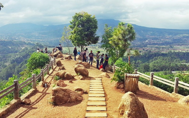 هو مُنحدر صخري يوفر الكثير من الإطلالات على المدينة، إذا يُمكنك مُشاهدة التلال والمساحات الخضراء الشاسعة، والتقاط بعض الصور التذكارية معها من اعلى المُنحدر، اما إذا كُنت من هواة الطبيعة والرومانسية فيسمح لك منحدر كيراتون برؤية شروق الشمس وغروبها عن قُرب، ولهذا فهو من بين معالم إندونيسيا الشهيرة لدى زوارها.  يقع مُنحدر كيراتون على ارتفاع 1.200 متر فوق سطح البحر داخل منتزه Djuanda Forest، في قرية Ciburial، حي سيمينان الفرعي، في مدينة باندونج بالمنطقة الرئيسية.