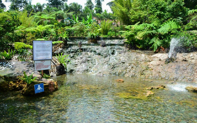 أو منتزه ساري هي واحدة من معالم باندونج السياحية التي تشتهر بكونها منطقة مليئة بالينابيع الكبريتية الساخنة والمياه المعدنية والتي تكونت نتيجة لنشاط البراكين بها على مر الزمان، وتبعد المنطقة عن مركز مدينة باندونج حوالي 18.89 كم، وتصل درجة حرارة المياه في الينابيع الساخنة بها إلى 43°.  يُمكنك الاسترخاء على حافة أحد هذه الينابيع ومُشاهدة تدفُق المياه وتصاعُد البُخار منها نتيجة لدرجة حرارتها المُرتفعة، واصطحاب أطفالك في جولة ترفيهية في الألعاب والملاهي التي توجد بها، والسباحة في الأماكن العامة التي توجد بها أو في مسبح خاص.  هذا بالإضافة إلى الاستمتاع بالمساج والتدليك على أيدي المُتخصصين بمياهها الكبريتية المُفيدة للصحة، أو تناول بعض الأطعمة والمشروبات في المطاعم التي توجد حولها.